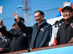 Айсен Николаев поприветствовал участников первомайской демонстрации