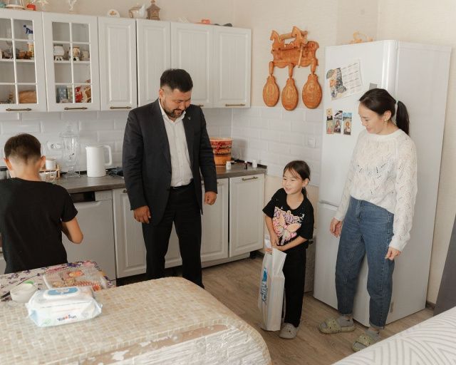 Евгений Григорьев вручил подарки ко Дню знаний детям военнослужащего СВО