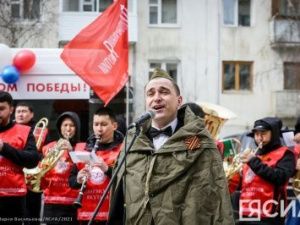 Якутские артисты поздравляют ветеранов военными песнями