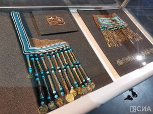 Древний кафтан, предположительно принадлежавший удаганке, представили на выставке в Якутске