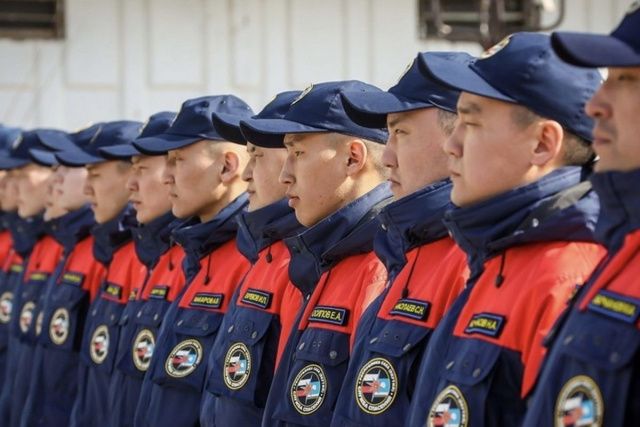 Айсен Николаев поздравляет с Днем спасателя