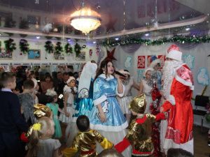 В Якутии инспекторы ГИБДД поздравили воспитанников Мохсоголлохского детского дома