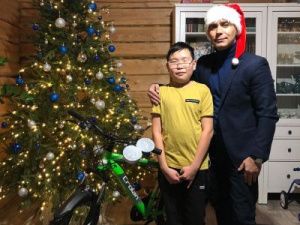 Егор Борисов исполняет новогодние желания детей