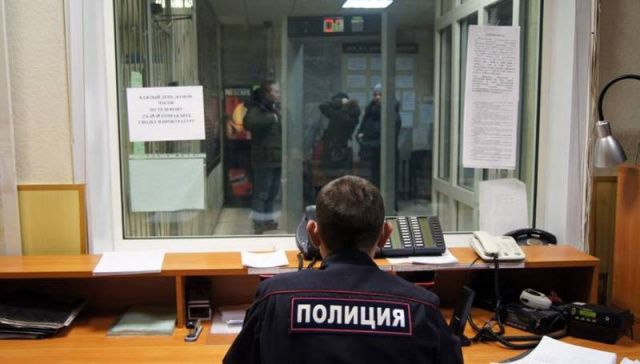 12-летняя девочка вызвала полицию, когда на ее мать напал пьяный мужчина