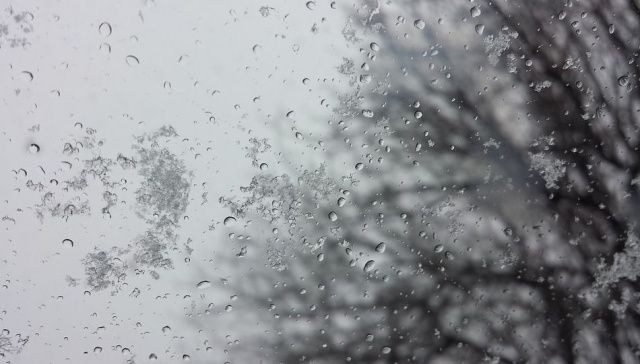 В Якутии грозы, мокрый снег, порывы ветра