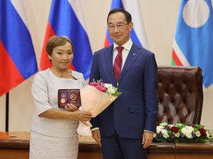Айсен Николаев вручил государственные награды матерям Якутии