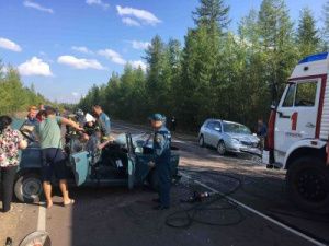 В Якутии водитель застрял в «Жигулях» после аварии