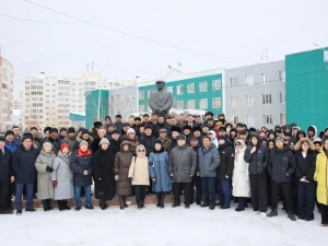 В Якутии возложили цветы к памятнику выдающемуся государственному деятелю республики Илье Винокурову