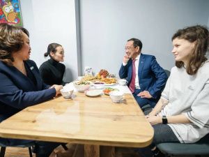 Глава Якутии навестил подопечных Айту и Настю в рамках проекта наставничества