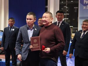 В Усть-Алданском районе дали старт чемпионату Якутии по вольной борьбе памяти Николая Тарского