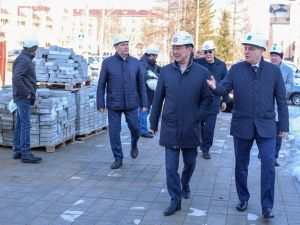 Глава Якутии проверил ход строительства крупных социальных объектов в Мирном