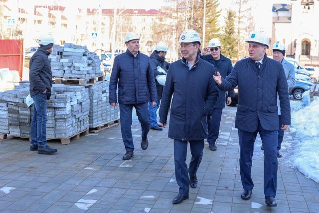 Глава Якутии проверил ход строительства крупных социальных объектов в Мирном