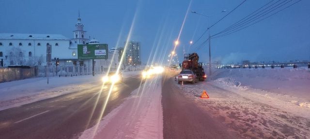 В Якутске таксист устроил ДТП, врезавшись в КамАЗ