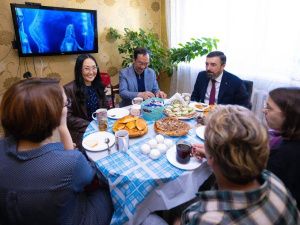 Айсен Николаев навестил семью участника СВО из Нерюнгри