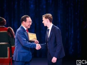 Премии лучшим школьникам Якутии 2023 года вручил Айсен Николаев