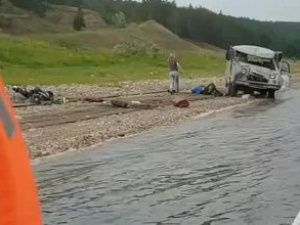 Появилось видео с места ДТП на берегу реки Лены