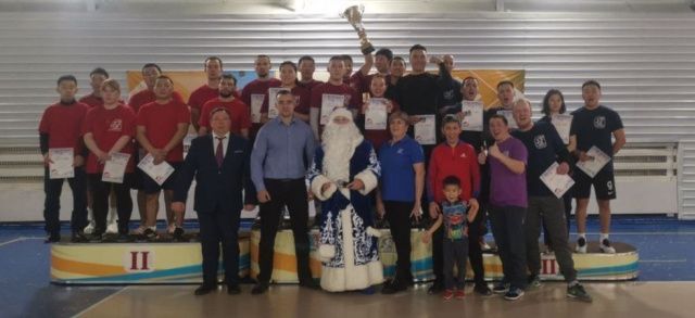 АО «АК «ЖДЯ»: Победителем соревнований по волейболу на кубок Деда Мороза стала команда службы перевозок