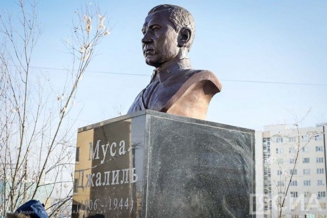 В Якутске возложили цветы к памятнику татарскому поэту Мусе Джалилю