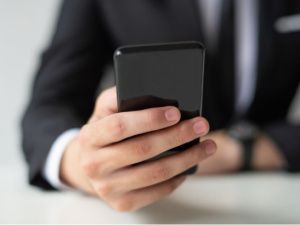 В Якутске у молодого человека похищен телефон стоимостью 147 тысяч рублей