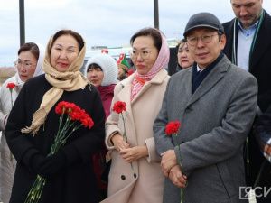 В Якутске возложили цветы к памятнику Матери