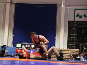 Фоторепортаж. Главные схватки чемпионата Якутии по вольной борьбе