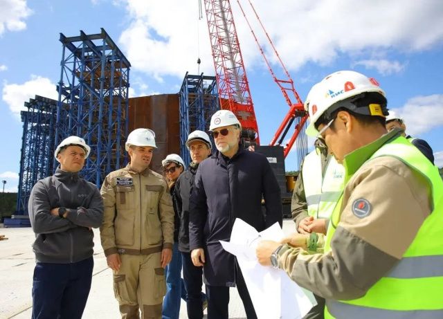 Представители РФПИ побывали на площадке строительства Ленского моста