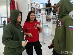 «Волонтёры Победы» раздали жителям Якутска ленты в цветах флага России