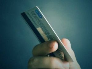 Жительница Якутска украла у спавшего соседа банковскую карту и потратила 110 тысяч рублей