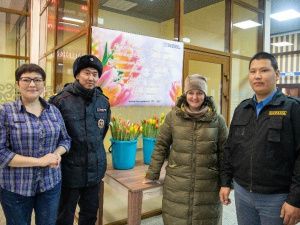 На станции Нижний Бестях железнодорожники поздравили женщин- пассажирок с Международным женским днём