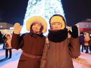 Фоторепортаж: зажжение новой новогодней ёлки в Якутске