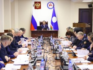 Глава Якутии провел заседание Координационного совещания по обеспечению правопорядка в республике в период выборов Президента РФ