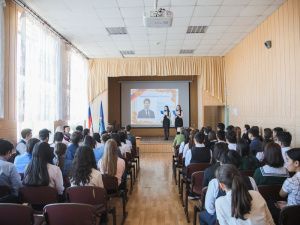 Сардана Авксентьева и Владимир Федоров провели открытые уроки в школах Якутска