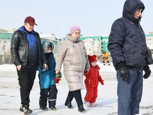 В память о жертвах трагедии на площади Победы в Якутске общественники возложили цветы