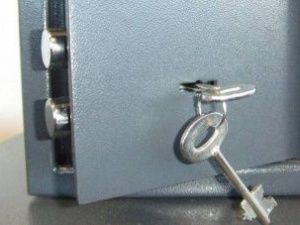 Из сейфа жительницы Мирнинского района друг ее дочери украл деньги