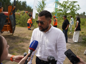 В парке культуры и отдыха Якутска прошла тестовая посадка крупномерных деревьев
