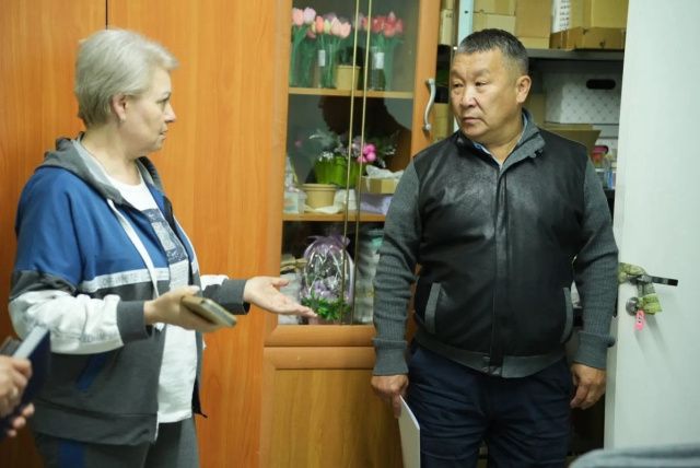Дмитрий Садовников навестил переселенцев из ДНР и ЛНР в пункте временного размещения в Якутске