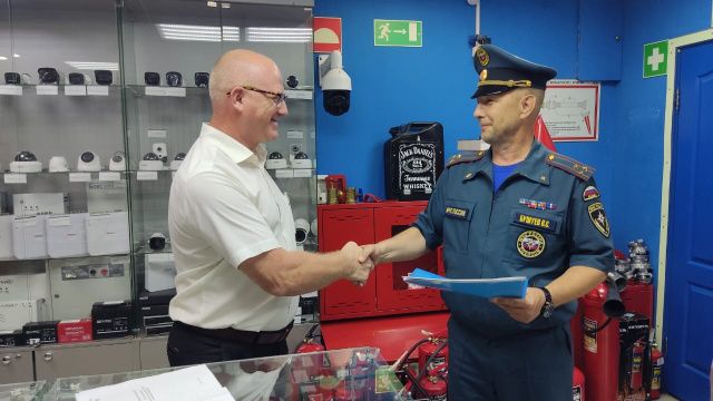 Ленские пожарные получили ранцевые огнетушители