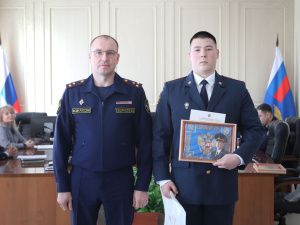 В УФСИН наградили сотрудников личной фотографией, снятой у развернутого Знамени уголовно-исполнительной системы