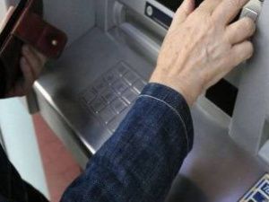 Лжесотрудник банка убедил пожилого жителя Якутска перевести ему более 250 тысяч рублей