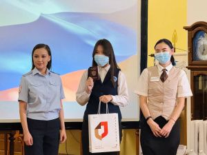 В Якутске юным горожанам торжественно вручили паспорта ко Дню Конституции РФ