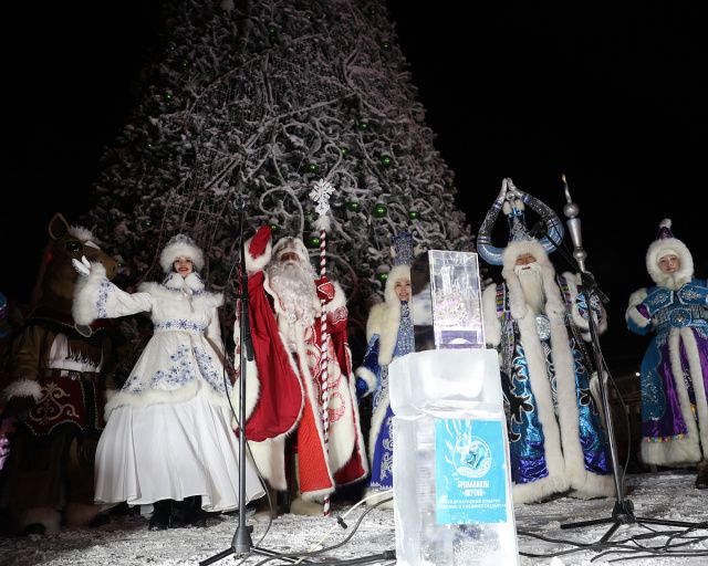 В Якутске зажгли огни первой новогодней ёлки