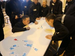 В исправительной колонии № 1 победитель спортивной настольной игры удостоился книги Петра Павлова «Покорившие Олимп»