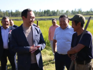 Айсен Николаев встретился с сенокосчиками в Сунтарском улусе