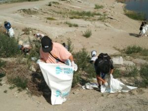 Жители Якутска вышли на уборку береговой линии