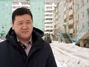 В Якутске ведется активная уборка снега с придомовых территорий