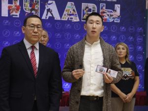 Одиннадцати мас-рестлерам Якутии вручили удостоверения и знаки мастеров спорта России