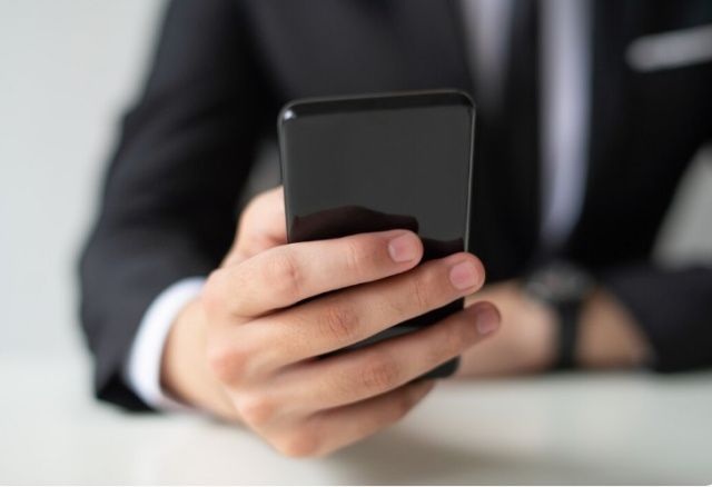 В Якутске у молодого человека похищен телефон стоимостью 147 тысяч рублей