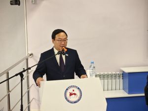 Вице-премьер Георгий Степанов возложил цветы к памятникам Илье Винокурову и Максиму Аммосову