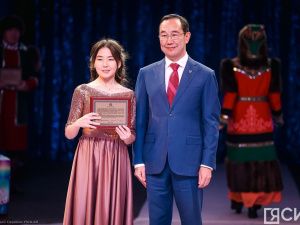 Премии лучшим школьникам Якутии 2023 года вручил Айсен Николаев