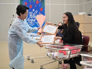 В Перинатальном центре Якутска состоялась торжественная выписка первых  новорожденных в Год семьи в России и в Год детства в Якутии